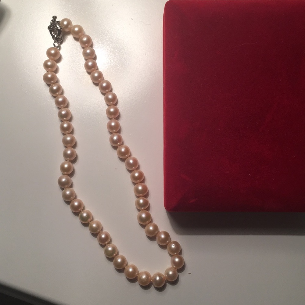 Elegant pearl necklace
